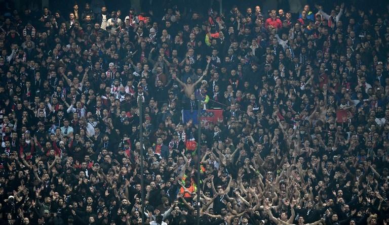 Suporter PSG saat laga melawan Manchester United di leg pertama babak 16 besar Liga Champions pada 12 Februari 2019 (Paul Ellis/AFP)