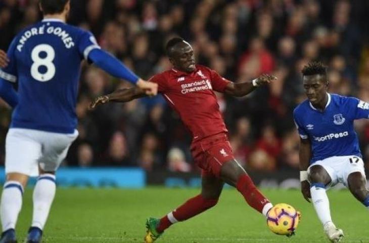 Striker Liverpool Sadio Mane (tengah) mendapatkan pengawalan ketat dari pemain Everton Idrissa Gueye (kanan) saat laga Liga Inggris di Anfield. (Oli SCARFF / AFP)