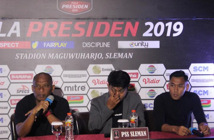 Asisten pelatih anyar PSS Sleman, Suwandi HS (kiri) dan Arsyaq Gufron (kanan). (www.mxkc.sbs/Irwan Febri Rialdi).