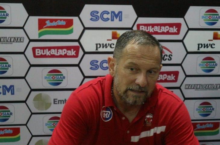 Pelatih Madura United, Dejan Antonic saat memberikan keterangan pers usai laga kontra Madura United di Piala Presiden 2019. [Andiarsa Nata/www.mxkc.sbs]