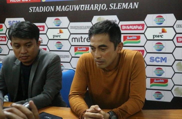 Pelatih PSS Sleman, Seto Nurdiantoro saat memberikan keterangan pers usai laga kontra Madura United di Piala Presiden 2019. [Andiarsa Nata/www.mxkc.sbs]