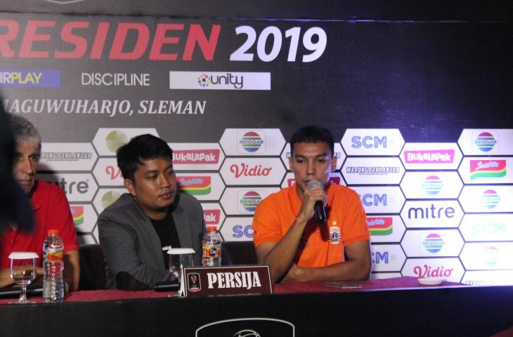 Pemain Persija Jakarta, Novri Setiawan, (paling kanan).  (www.mxkc.sbs/Irwan Febri Rialdi).