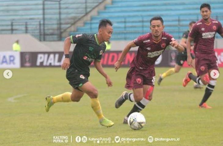 Aksi pemain Kalteng Putra kala menghadapi PSM Makassar di Stadion Moch Soebroto, Magelang, Rabu (6/3/2019) pada laga Piala Presiden 2019. (Instagram/kaltengputra_id)