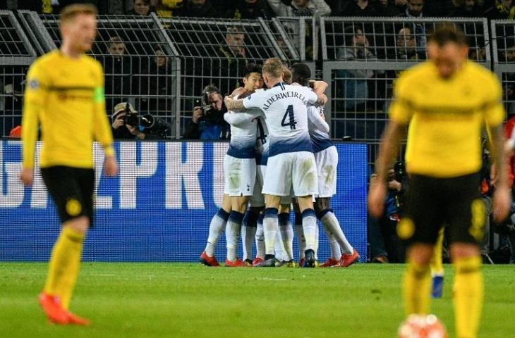 Para pemain Tottenham Hotspur merayakan kemenangan usai menekuk Borrusia Dortmund di Liga Champions, Rabu (6/3/2019) dini hari WIB. [SASCHA SCHUERMANN / AFP]