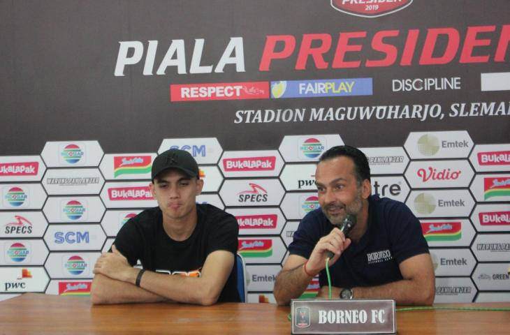 Pelatih Borneo FC, Fabio Lopez (kanan), saat menghadiri konferensi pers di Stadion Maguwoharjo, Sleman, Kamis, (7/3/2019). (www.mxkc.sbs/Irwan Febri Rialdi).