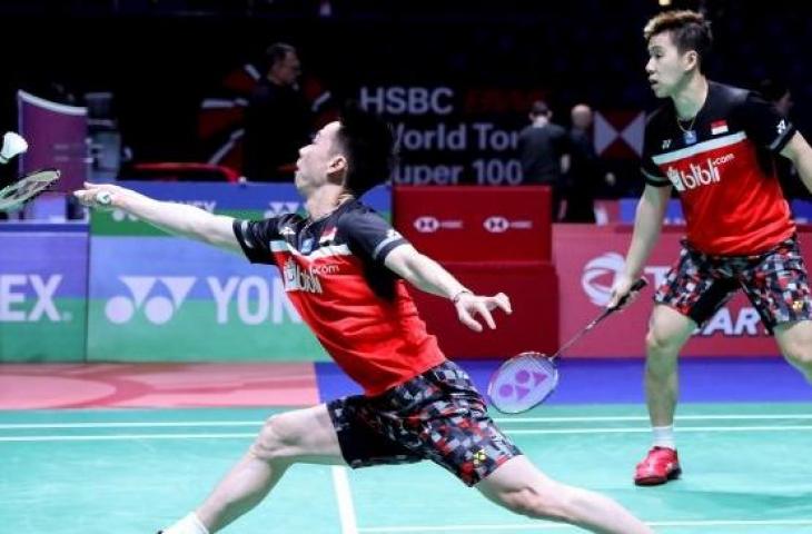 Pebulu tangkis ganda putra Indonesia Kevin Sanjaya Sukamuljo (kiri) dan Marcus Fernaldi Gideon takluk dari ganda putra Cina Zhang Nan/Liu Cheng pada babak pertama All England 2019 di Arena Brimingham, Inggris, Rabu (6/3/2019). Kevin/Marcus gagal melaju ke babak kedua setelah dikalahkan Zhang Nan/Liu Cheng dengan skor 19-21, 22-20 dan 17-21. ANTARA FOTO/Widya Amelia/Humas PP PBSI