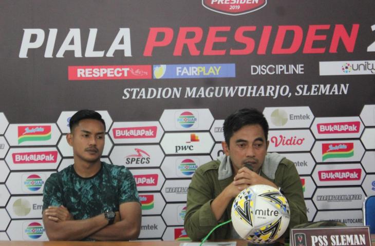 Pelatih PSS Sleman, Seto Nurdiantoro (kanan), saat menghadiri konferensi pers di Stadion Maguwoharjo, Sleman, Kamis (7/3/2019). (www.mxkc.sbs/Irwan Febri Rialdi)