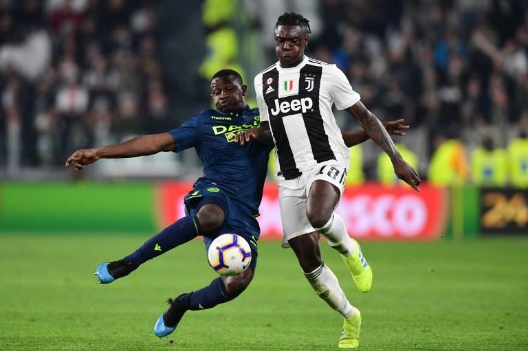 Penyerang Juventus, Moise Kean (kanan) saat berduel dengan bek Udinese Nicholas Opoku (kiri) pada 8 Maret 2019 (Miguel Medina/AFP)