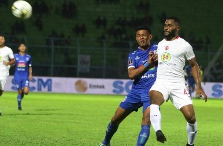 Pemain Arema FC, Dedik Setiawan (kiri) berebut bola dengan pemain Barito Putra, Donny Harold Monim (kanan) dalam Grup E Piala Presiden 2019 di Stadion Kanjuruhan, Malang, Jawa Timur, Senin (4/3/2019). Arema FC menang dengan skor akhir 3-2. (ANTARA FOTO/Ari Bowo Sucipto)