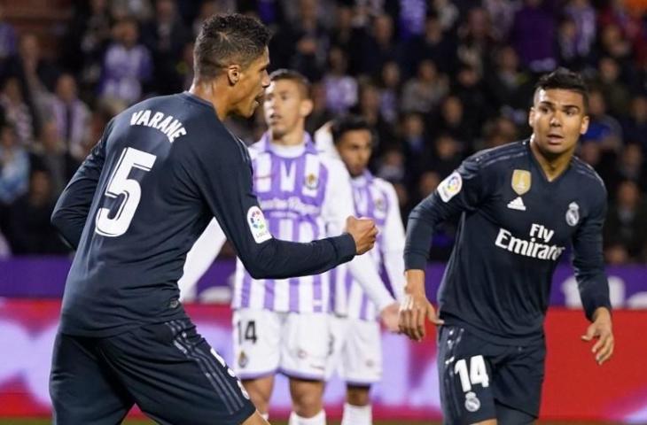 Raphael Varane merayakan gol ke gawang Real Valladolid pada 10 Maret 2019. (Cesar Manso/AFP)