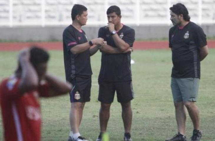 Pelatih Bhayangkara FC, Alfredo Vera (tengah) saat memimpin skuat asuhannya berlatih. [Dok. Media Bhayangkara FC]