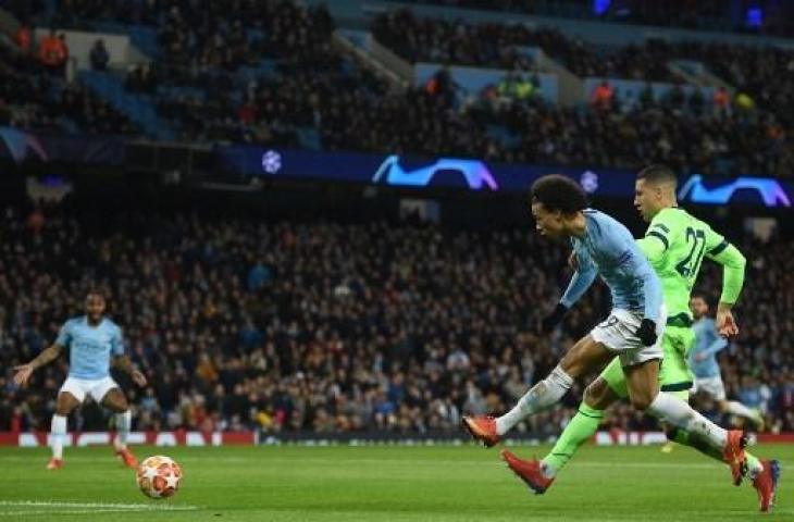 Aksi Leroy Sane saat mencetak gol ke gawang Schalke 04 pada leg kedua babak 16 besar Liga Champions di Etihad Stadium, Rabu (13/3/2019) dini hari WIB. (OLI SCARFF / AFP)