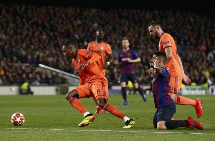 Luis Suarez ketika terjatuh di kotak penalti Lyon. (Pau Barrera/AFP).