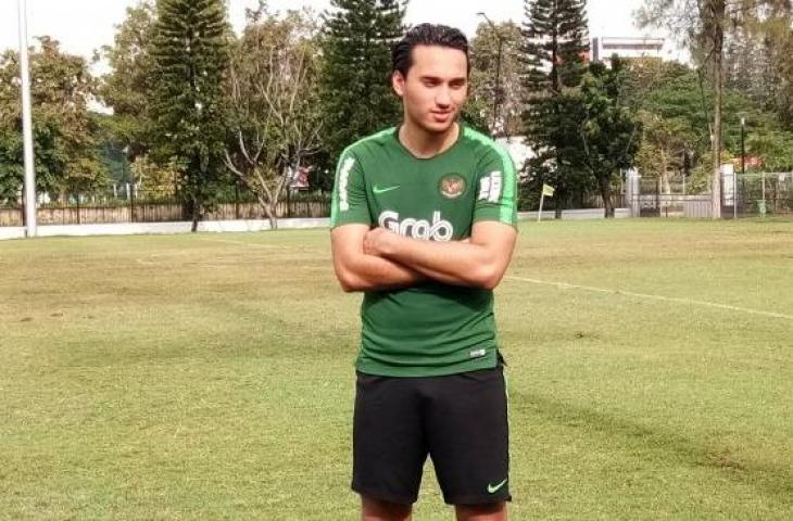 Ezra Walian usai mengikuti latihan dengan timnas Indonesia U-23 di Lapangan ABC, Senayan, Jakarta, Kamis (13/3/2019).(Suara.com/Adie Prasetyo)