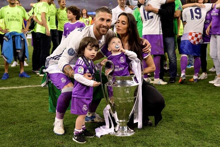 Kebersamaan Sergio Ramos, dan Pilar Rubio serta kedua anaknya saat menjuarai Liga Champions tahun 2017 (3/6/2017) [Javier Soriano/AFP]