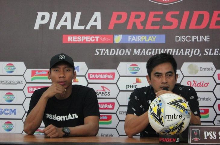 Kiper PSS Sleman, Ega Rizky (kiri) dan pelatih Seto Nurdiantoro (kanan). (www.mxkc.sbs/Irwan Febri).