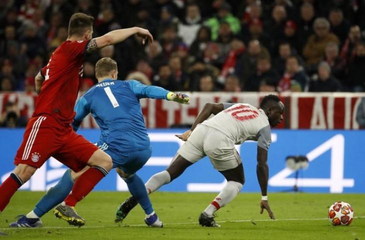 Aksi Sadio Mane saat mengecoh kiper Bayern Munchen, Manuel Neuer. (Odd Anderson/AFP).