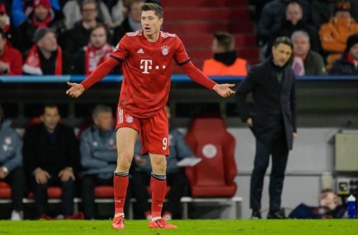 Striker Bayern Munchen, Robert Lewandowski, pada laga melawan Liverpool. (GUENTER SCHIFFMANN/AFP).