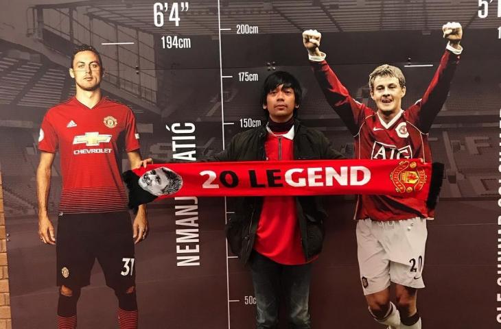 Rian D'Masiv berfoto dengan latar idolanya Ole Gunnar Solskjaer. [rianekkypradipta / Instagram]