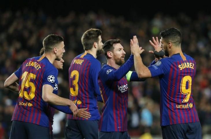 Para pemain Barcelona merayakan gol Lionel Messi ke gawang Lyon pada 13 Maret 2019. (Pau Barrena/AFP)