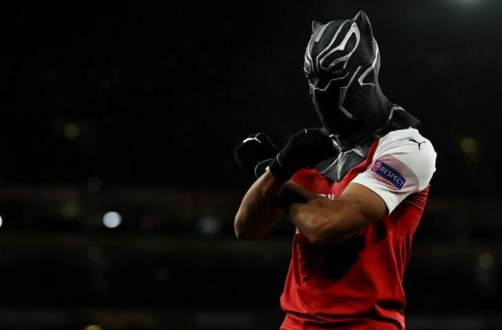 Selebrasi Pierre-Emerick Aubameyang ala Black Panther saat mencetak gol kemenangan Arsenal atas Rennes dengan skor 3-0 pada leg kedua babak 16 besar Liga Europa 2018/2019 di Emirates Stadium, Jumat (15/3/2019) dini hari WIB. (Twitter/@BBCSport)