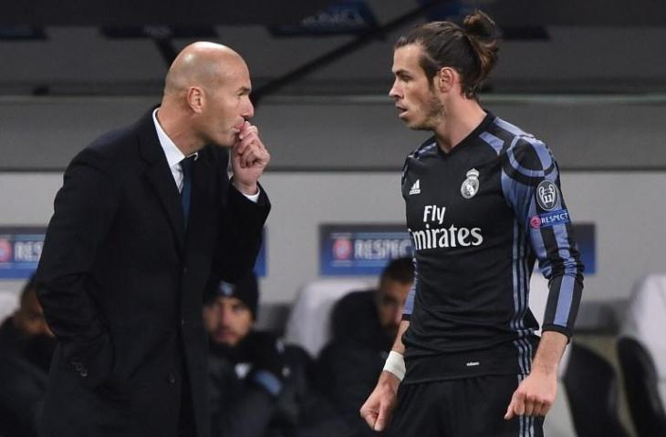 Zinedine Zidane saat memberikan instruksi kepada Gareth Bale di Liga Champions pada 2 November 2016 (Janek Skarzynski/AFP)