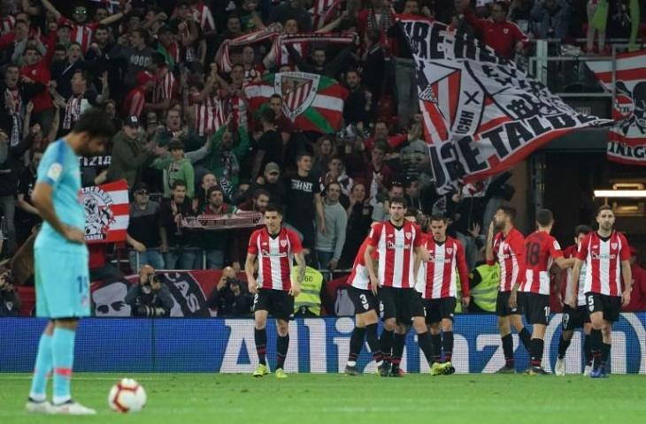 Para pemain Athletic Bilbao merayakan gol kemenangan atas Atletico Madrid. Di laga La Liga pekan ke-28, Atletico Madrid keok 0-2. [CESAR MANSO / AFP]