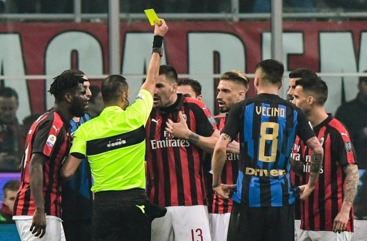 Salah satu momen dalam pertandingan Derby Della Madonina, AC Milan vs Inter Milan. (Miguel Medina/AFP).