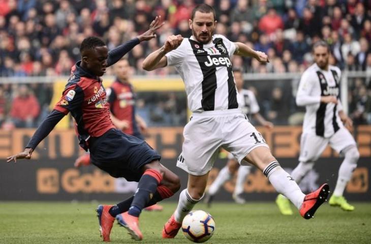 Aksi Leonardo Bonucci pada pertandingan melawan Genoa. (Marco Bertorello/AFP).