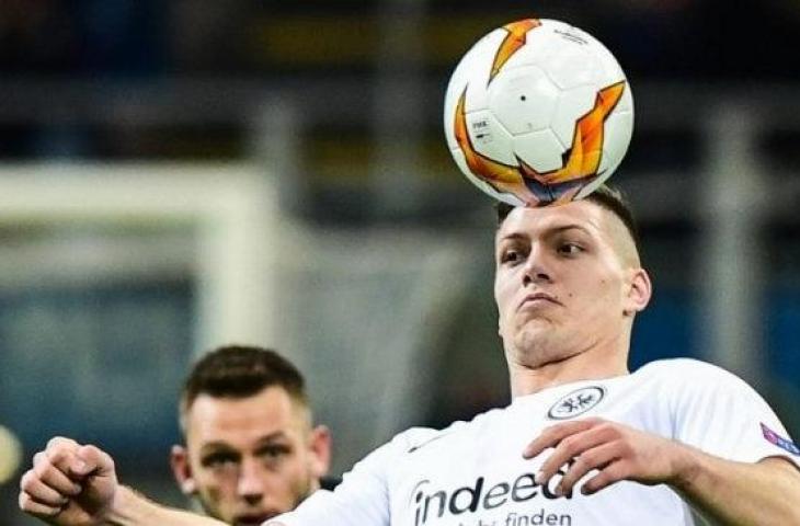 Pemain Eintracht Frankfurt Luka Jovic mengontrol bola saat menghadapi Inter Milan di babak 16 besar Liga Europa. [AFP]