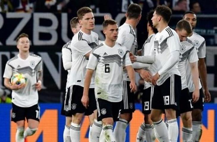 Para pemain tim Jerman merayakan gol Leon Goretzka (ketiga kanan) saat menyamakan kedudukan menjadi 1-1 saat melawan Serbia dalam laga persahabatan. Tobias SCHWARZ / AFP