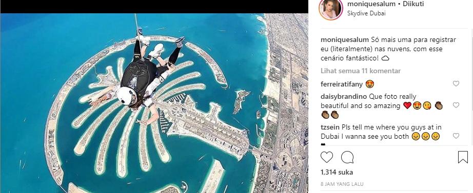 Aksi istri pemain Manchester United melakukan aksi memacu adrenalin terjun payung di langit Dubai. [@moniquesalum / Instagram]