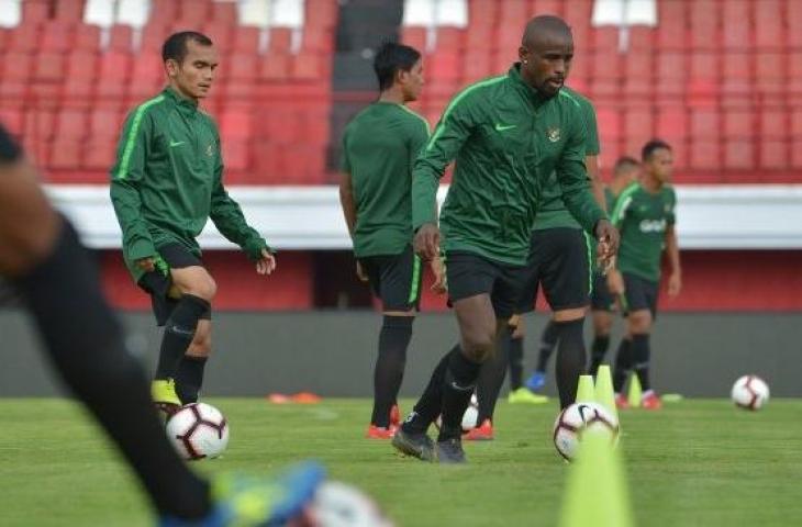 Pemain Timnas Indonesia Greg Nwokolo (kedua kanan) dan Riko Simanjuntak (kiri) menggiring bola dalam latihan di Stadion I Wayan Dipta, Gianyar, Bali. Greg ungkap penyebab karirnya di Timnas singkat.(ANTARA FOTO/Nyoman Budhiana)