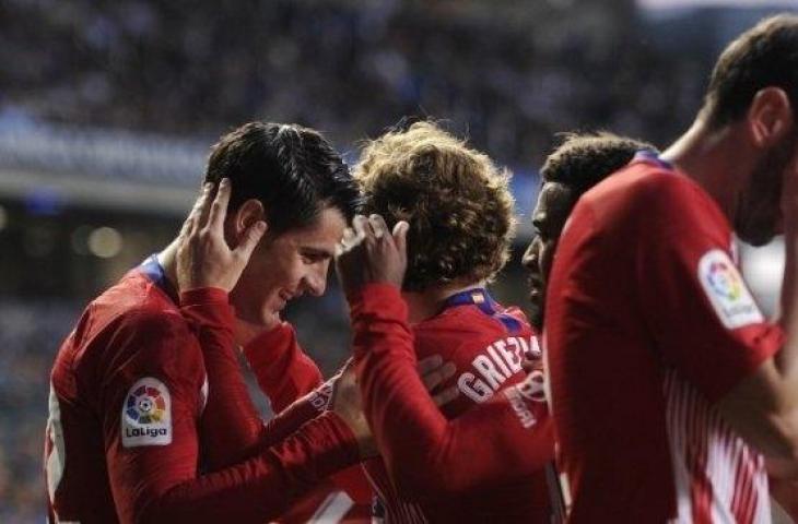 Para pemain Atletico Madrid merayakan gol Alvaro Morata (kiri) setelah menjebol gawang Real Sociedad dalam lanjutan Liga Spanyol di Anoeta stadium. (ANDER GILLENEA / AFP)