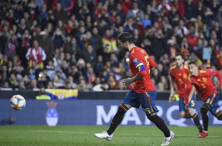 Pemain Spanyol Sergio Ramos sukses melakukan eksekusi penalti ke gawang Norwegia. Pada laga Kualifikasi Piala Eropa 2020 Grup F tersebut, Spanyol menang atas Norwegia 2-1, Minggu (24/3/2019). [JOSE JORDAN / AFP]