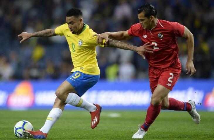 Pemain Timnas Brasil, Gabriel Jesus diganggu pemain Panama, Vargas dalam laga persahabatan. Pada laga itu Brasil harus puas setelah mengakhiri laga kontra Panama dengan hasil imbang, Minggu (24/3/2019). [MIGUEL RIOPA / AFP]