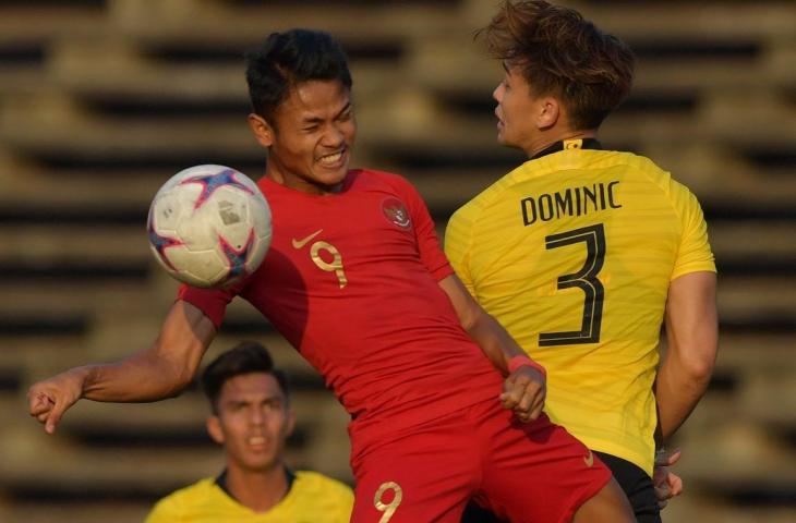 Pemain Timnas U-22 Muhammad Dimas Drajad (kedua kanan) menyundul bola dengan pemain Malaysia Dominic Tan Jun Jin (kanan) dalam pertandingan Grup B Piala AFF U-22 di Stadion Nasional Olimpiade Phnom Penh, Kamboja, Rabu (20/2/2019). Pertandingan berakhir imbang dengan skor 2-2. ANTARA FOTO/Nyoman Budhiana/ama.
