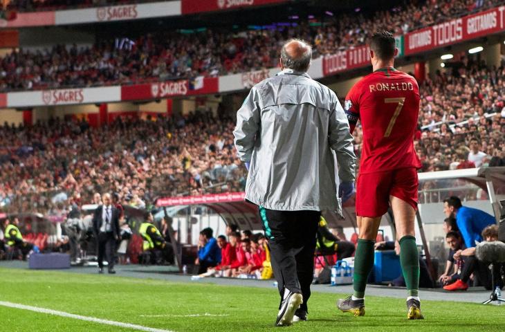 Cristiano Ronaldo meninggalakan lapangan saat mendapat cedera pada laga melawan Serbia. (Twitter.com/TeamCRonaldo)