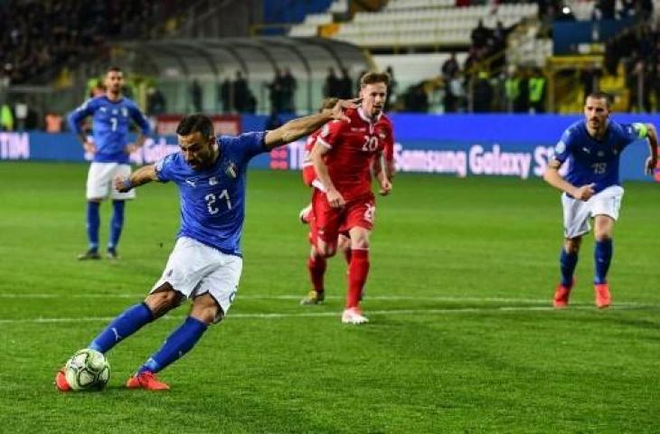 Striker veteran Italia Fabio Quagliarella merayakan golnya dari titik penalti saat menghadapi Liechtenstein dalam laga kualifikasi Piala Eropa 2020 di Ennio-Tardini stadium in Parma. (Miguel MEDINA / AFP)
