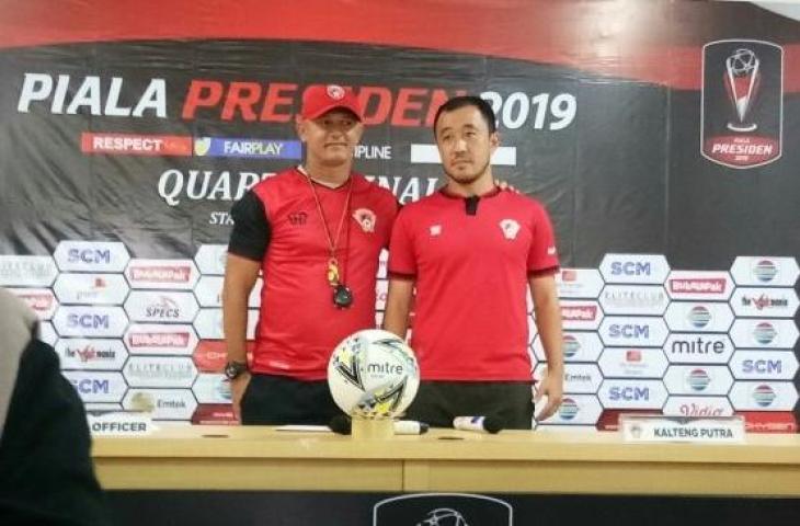 Pelatih Kalteng Putra Gomes de Olivera (kiri) dan Pemain Kalteng Putra Yu Hyun-koo (kanan) pada jumpa pers sehari jelang pertandingan. [Suara.com/Adie Prasetyo]