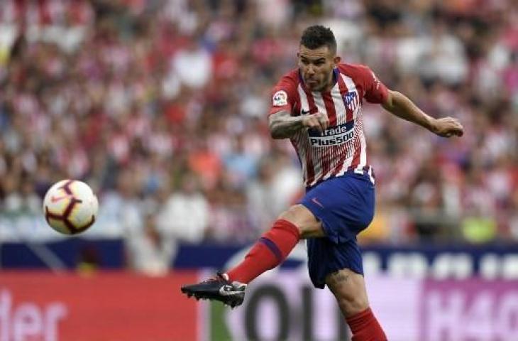 Lucas Hernandez saat membela Atletico Madrid di ajang La Liga Spanyol. (GABRIEL BOUYS / AFP)