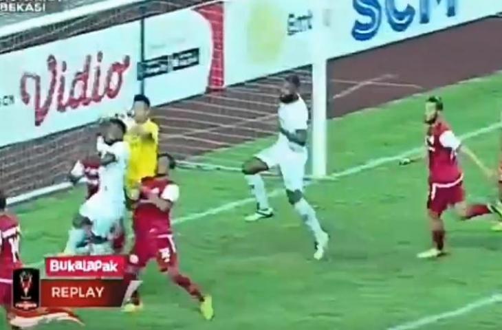 Aksi gol kontroversi Patrich Wanggai (striker Kalteng Putra) ke gawang Persija Jakarta di babak delapan besar Piala Presiden 2019. (Youtube.com).