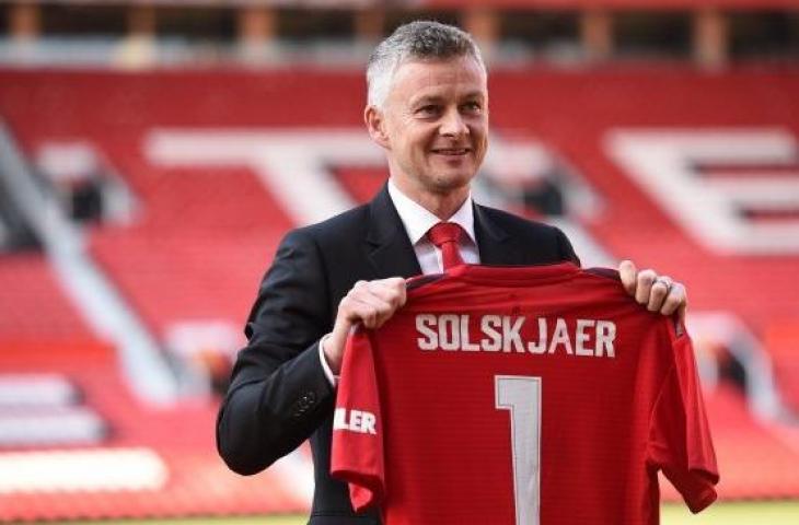 Pelatih caretaker Manchester United, Ole Gunnar Solskjaer berpose saat pemotretan di Old Trafford, Manchester, Inggris, Kamis (28/3). [AFP/Oli SCARFF]