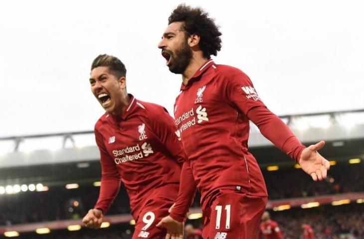 Roberto Firmino dan Mohamed Salah melakukan selebrasi usai Liverpool menang atas Tottenham Hotspur. Dalam laga Liga Primer Inggris pekan ke-32, Liverpool menang 2-1 dan memastikan diri kembali ke posisi puncak klasemen sementara. [PAUL ELLIS / AFP]