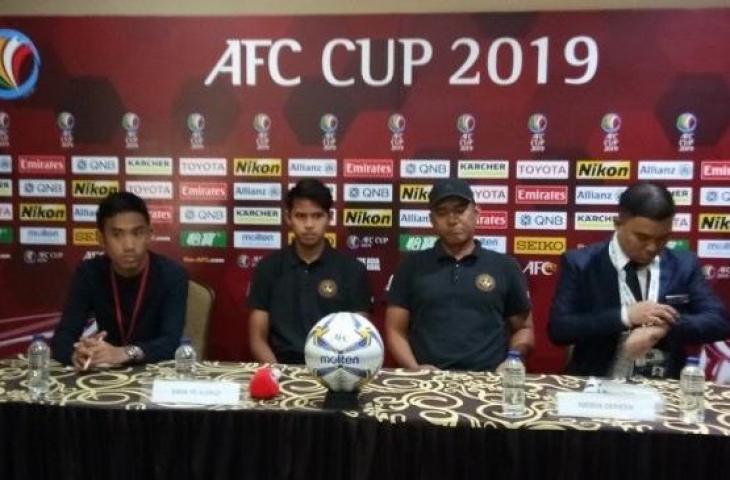 Pelatih Kaya FC, Noel Marcaida (kedua kiri) pada jumpa pers sehari jelang pertandingan kontra PSM Makassar di matchday 3 Grup H Piala AFC 2019. [Suara.com / Adie P]