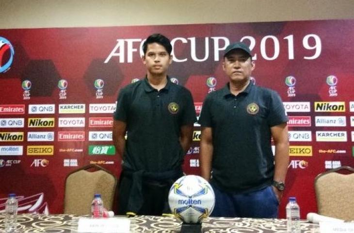 Pelatih Kaya Iloilo FC Noel Marcaida (kanan) dan pemain Marwin Angeles (kiri) dalam jumpa pers sehari jelang pertandingan. (Suara.com/ Adie Prasetyo)