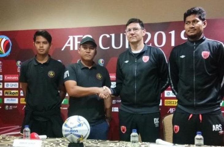 Pelatih PSM Darije Kalezic (kedua kanan) dan pemain Abdul Rahman (kanan) bersama dengan Pelatih Kaya Oloilo FC Noil Marcaida (kedua kiri) pada jumpa pers sehari jelang pertandingan. (Suara.com/ Adie Prasetyo)