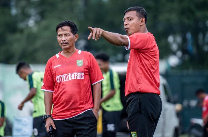 Pelatih Persebaya Djadjang Nurdjaman didampingi asisten pelatih Bejo Sugiantoro memberikan intruksi kepada para pemain saat berlatih di Stadion Jenggolo, Sidoarjo sore tadi (1/4), jelang melakoni leg pertama semifinal Piala Presiden 2019. [www.persebaya.id]