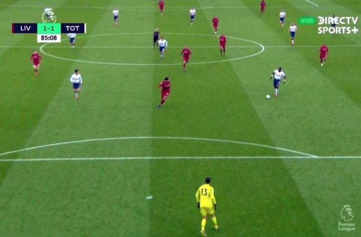 Posisi Virgil van Dijk saat menghentikan serangan balik Tottenham Hotspur (twitter.com/JDNalton)