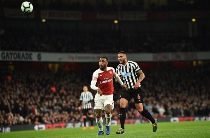 Penyerang Arsenal, Alexandre Lacazette melihat bola melambung masuk ke gawang Newcastle United pada 1 April 2019 (Glyn Kirk/AFP)